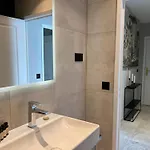 Center One Bedroom , & Sea View #15 Μεντόν
