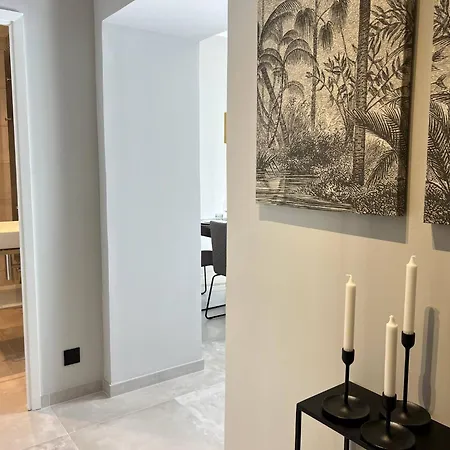 Center One Bedroom , & Sea View #15 מנטון