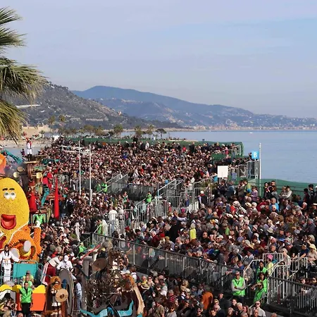 Center One Bedroom , & Sea View #15 דירה