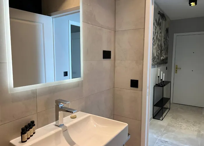 Center One Bedroom , & Sea View #15 Мантон